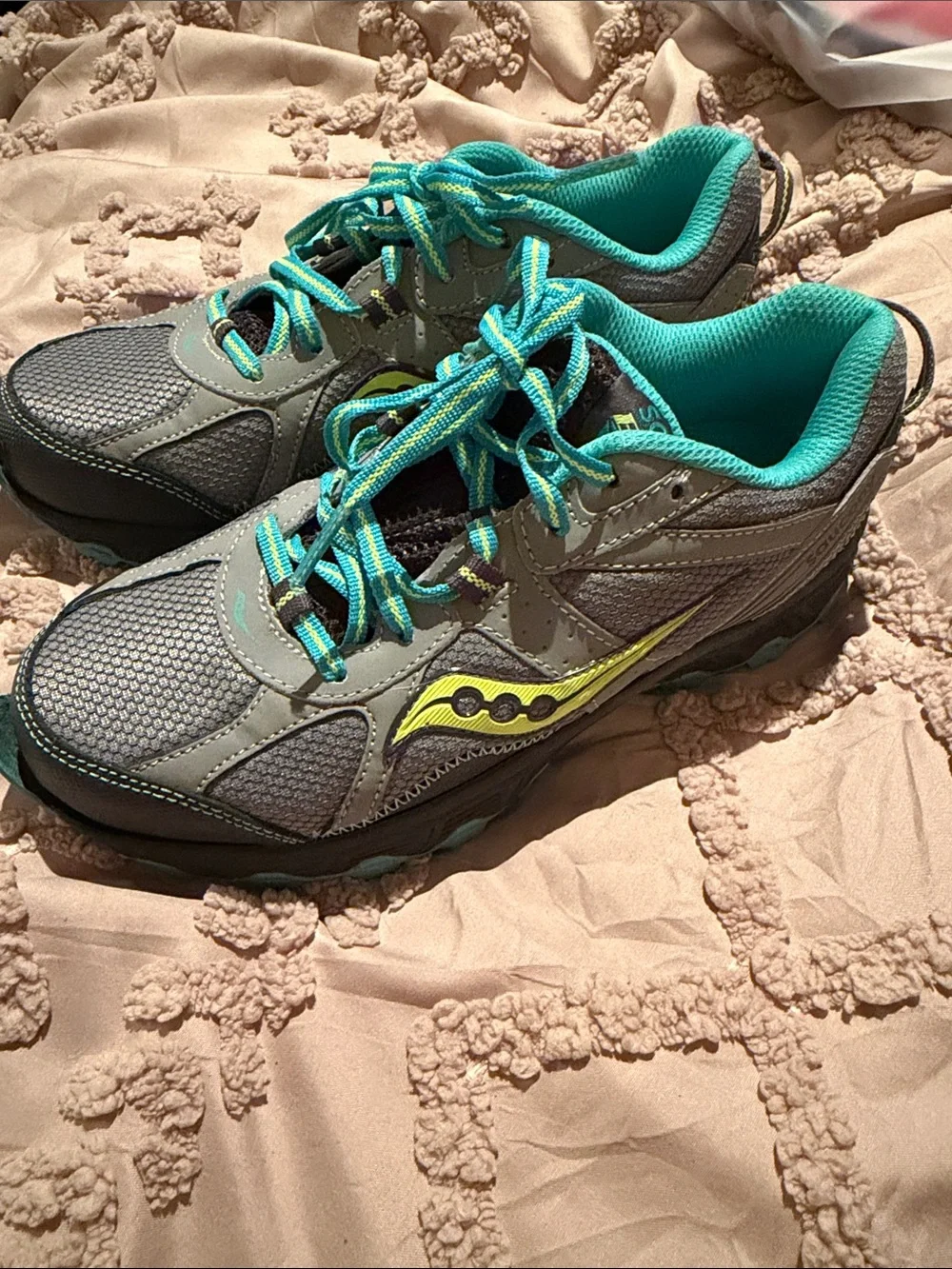 Saucony Women’s Gray & Teal Trail Running Shoes escape tr